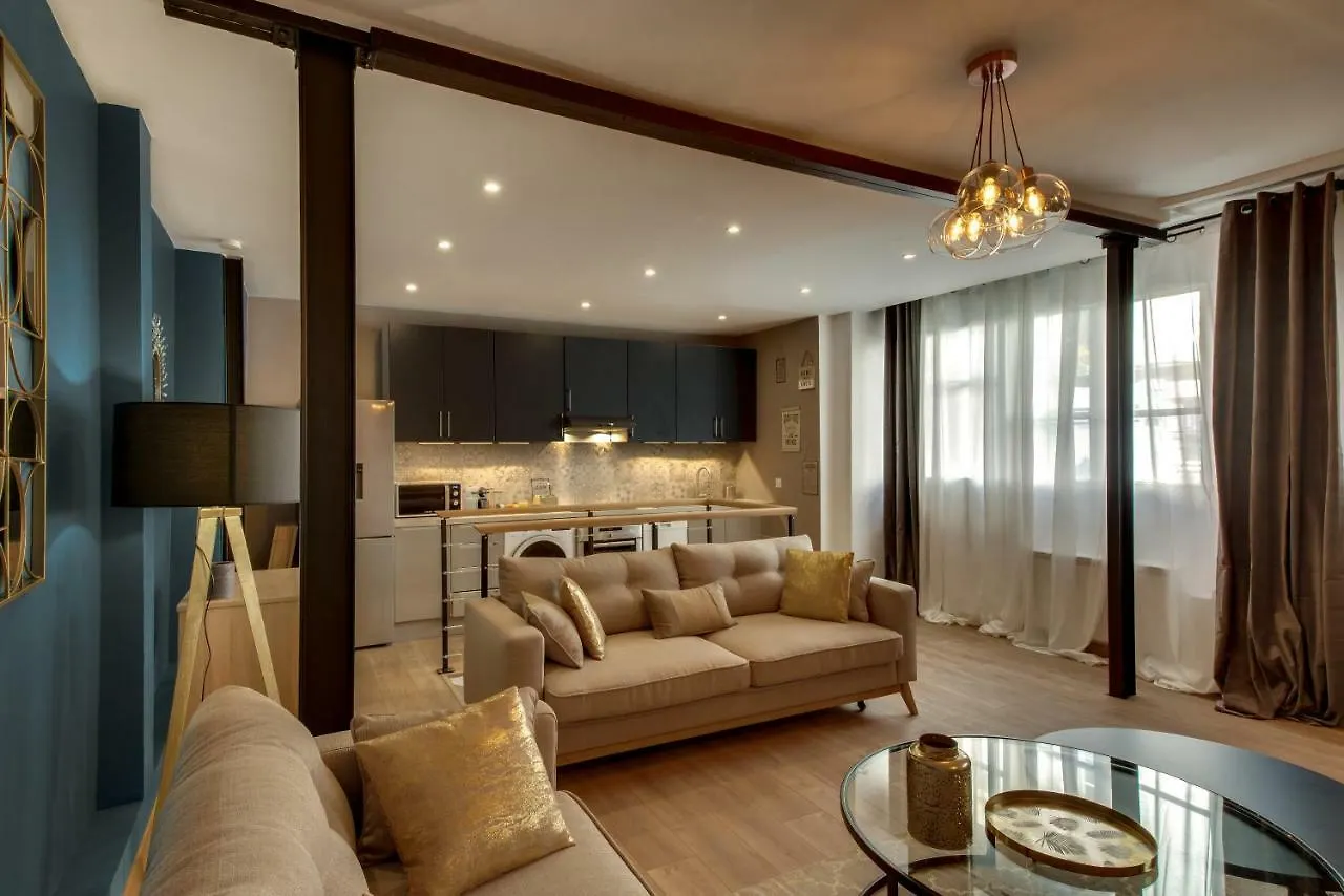 Beautiful Triplex In The Center Of Párizs