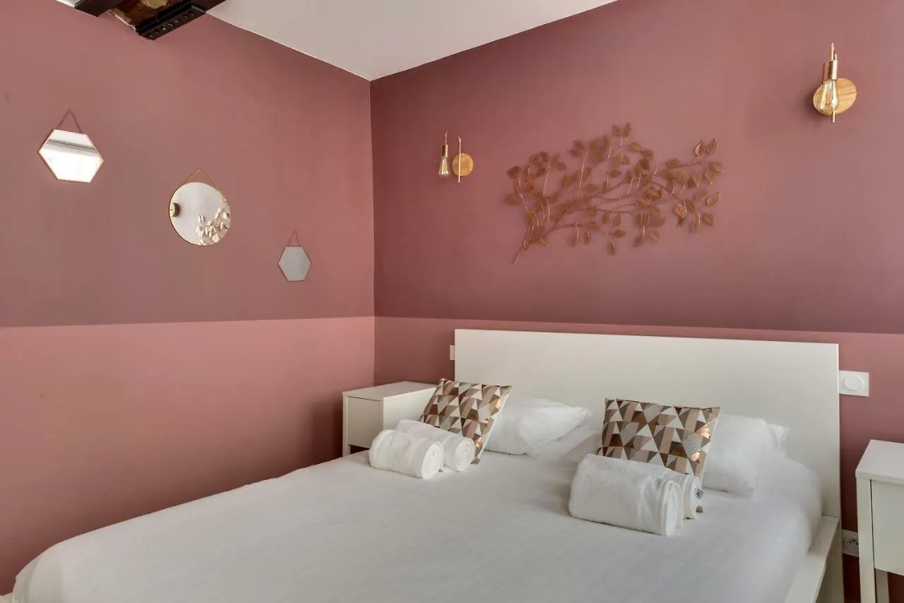Beautiful Triplex In The Center Of Párizs